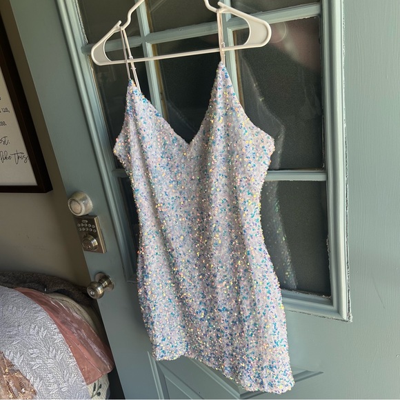 Windsor Kathy Iridescent Sequin Mini White Bridal Wedding V Neck Cocktail Dress - Picture 3 of 13